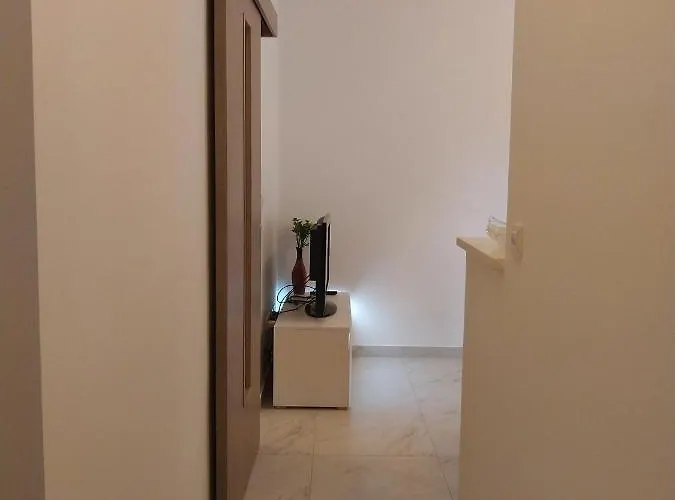 Joia Near Bacvice With Balcony & Parking * Split